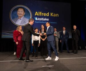 Alfred Kan receives award